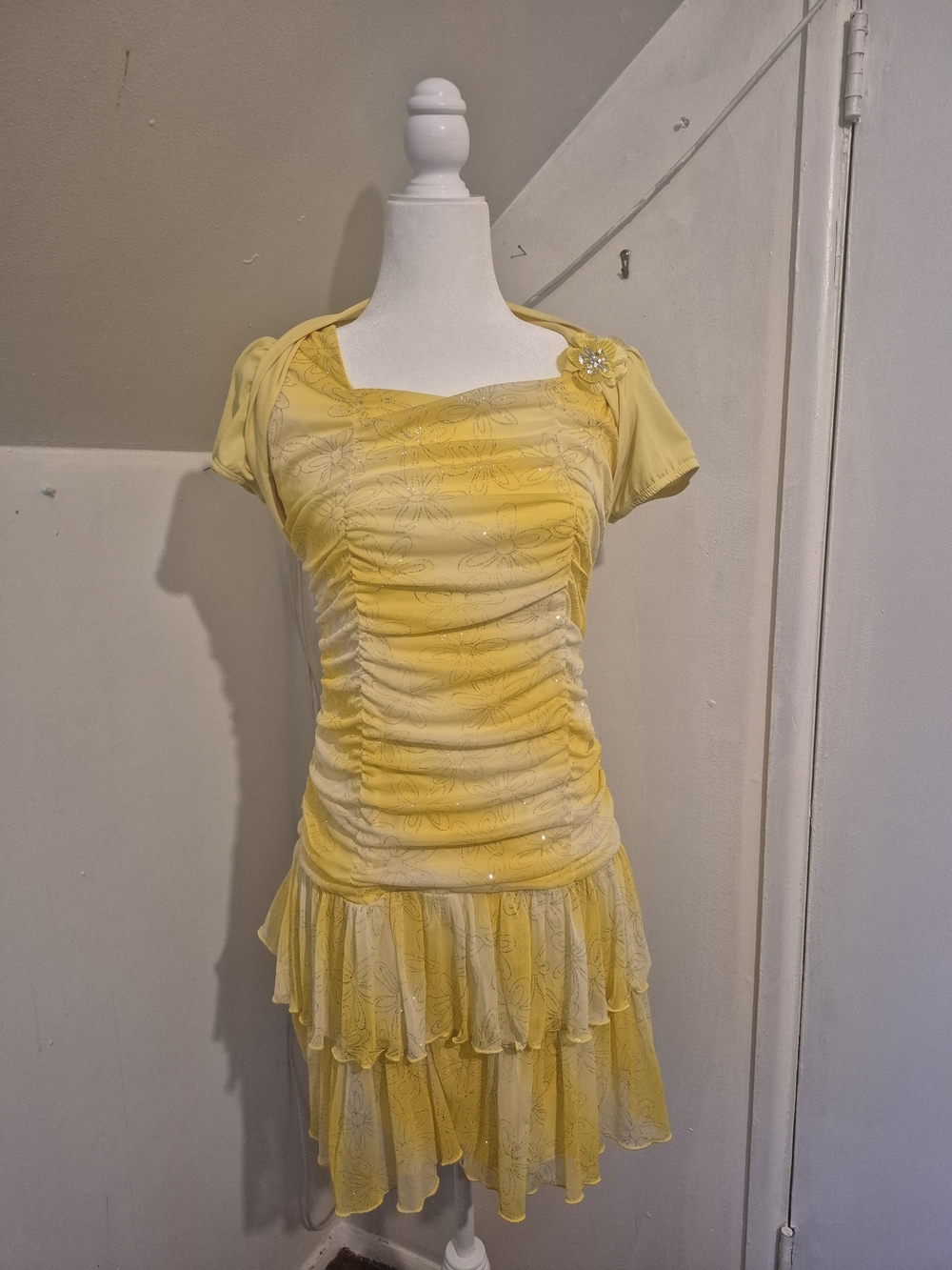 Amy's Closet Yellow Ruched Short Sleeve Tunic with Ruffle Hem and Brooch
